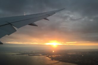 飛行機からの夕暮れ